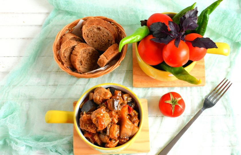 1. Этап. Рагу из свинины с баклажанами: Подавайте сразу же, посыпав зеленью и сопроводив мягким хлебом. Приятного аппетита!