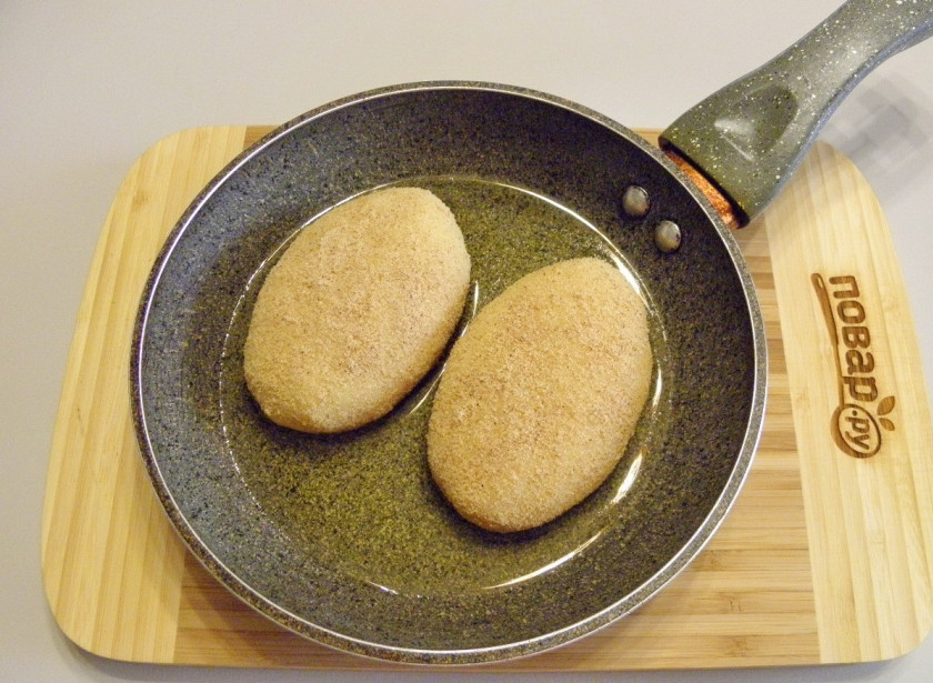 1. Этап. Зразы (классический рецепт): Жарьте зразы на среднем огне в хорошо прогретом масле до золотистой корочки.