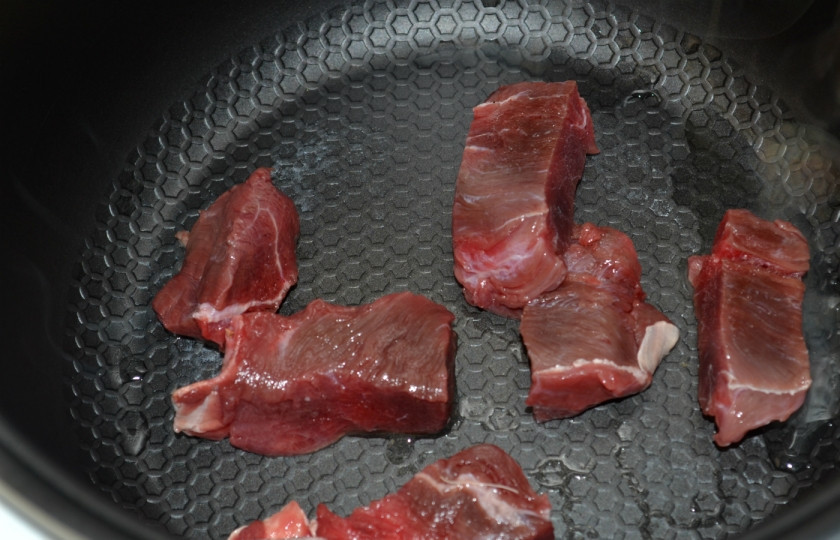 1. Этап. Тушеная квашеная капуста в мультиварке: 3. Положите мясо в мультиварку, добавьте подсолнечное масло. Включите режим жарки на 30 минут.