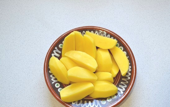 1. Этап. Картофель в заливке: 2. Нарежьте картофель крупными кусочками. Отправьте в кипящую подсоленную воду и проварите 7-8 минут.