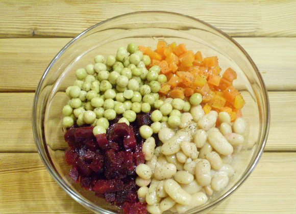 1. Этап. Диетический винегрет для похудения: 4. В салатник кладем свеклу, морковь, горошек консервированный, фасоль вареную, соль, перец черный молотый и пару ложек оливкового масла.