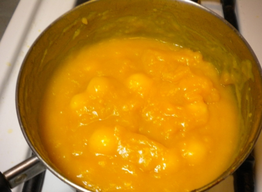 1. Этап. Каша из тыквы на воде: Тыквенную кашу поставьте снова на огонь, влейте и размешайте сладкую смесь из коричневого сахара и муки, если будет слишком густо - можете еще добавить немного воды. Поварите минуты 2, затем добавьте шарики, аккуратно перемешав.