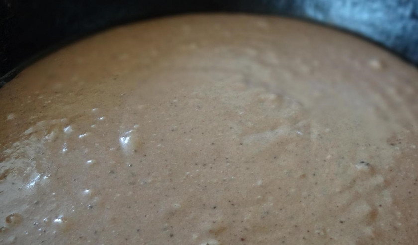 1. Этап. Быстрый тортик: 6. Получаю тесто по консистенции, как жидкая сметана. Сковороду разогреваю с растительным маслом, выкладываю 6 столовых ложек теста, распределяю по всей поверхности, обжариваю получившийся блинчик под закрытой крышкой около 10 минут.