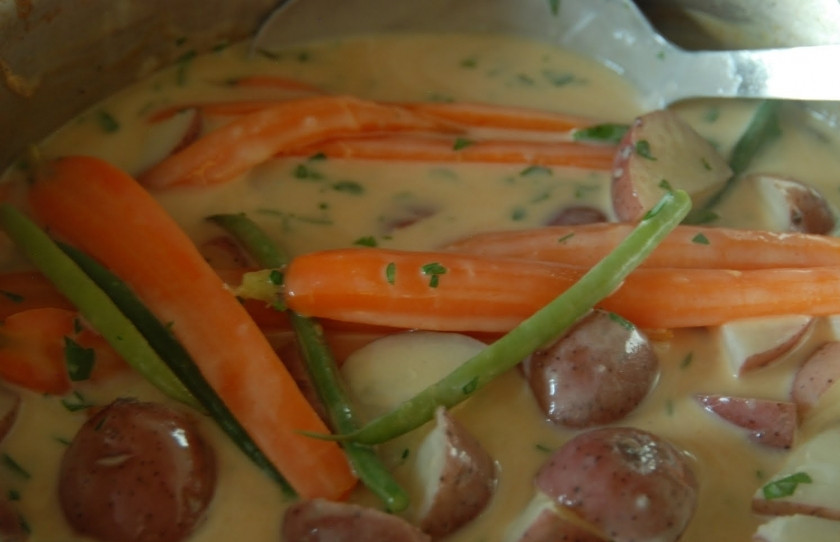 1. Этап. Курица с овощами в цитрусовом соусе: Добавляем в соус приготовленные на пару овощи. Прогреваем 1-2 минуты - и снимаем с огня.