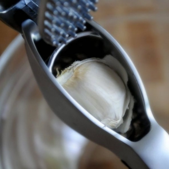 1. Этап. Чесночно-сырные гренки: Выдавим два зубчика чеснока.