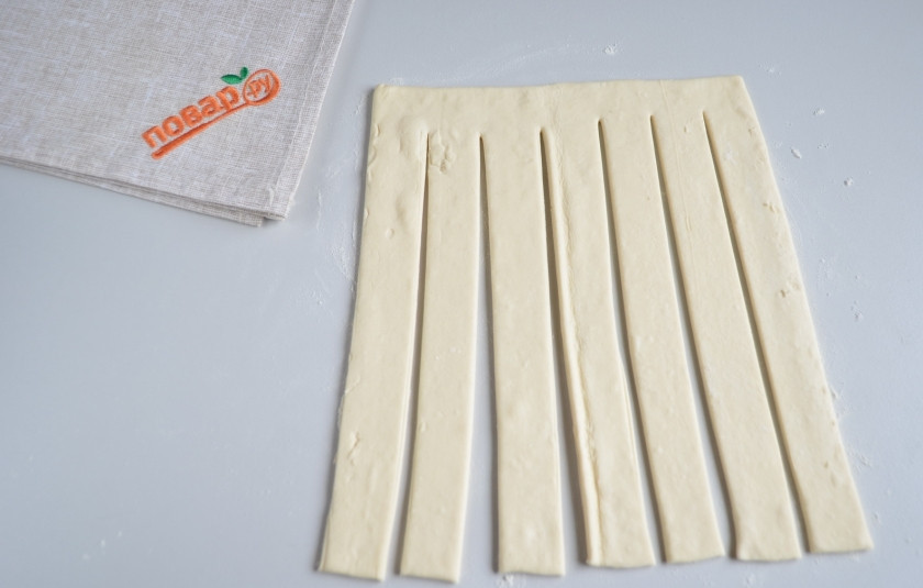 1. Этап. Мясо в тесте Шахматная доска: Возьмите прямоугольный кусочек теста. Раскатывать не нужно! Отступите от края 1-1,5 см и ножом порежьте тесто на полоски. Ширина полосок — 1,5 см.