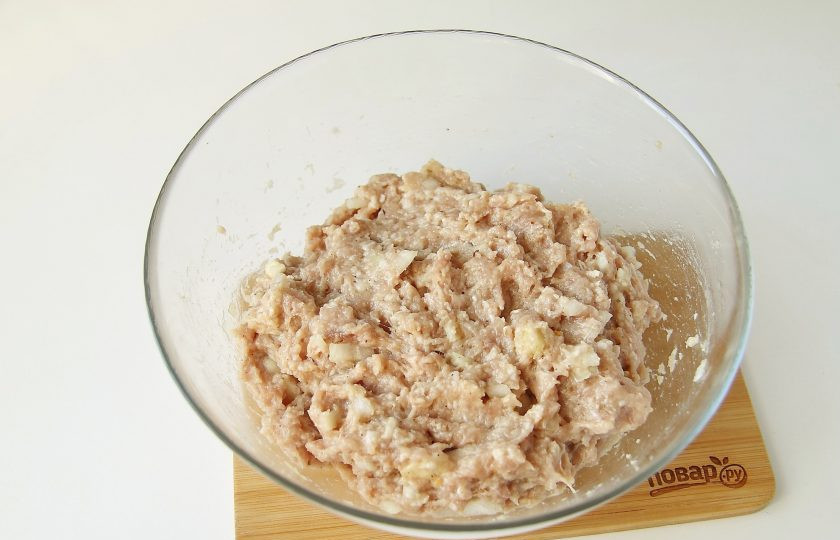 1. Этап. Котлеты во фритюре: Все ингредиенты перемешайте до однородной массы.