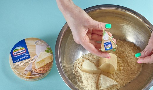 1. Этап. Миндально-кокосовые крекеры: Плавленый сыр Hochland сливочный круг в треугольничках.