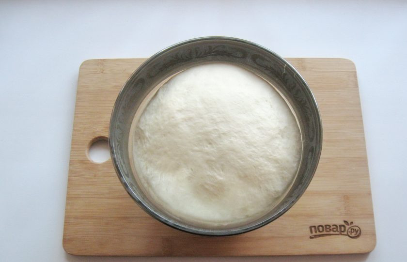 1. Этап. Хлеб с вялеными помидорами: Миску с тестом накройте полотенцем и поставьте в теплое место. Через час-полтора оно значительно увеличится в объеме.