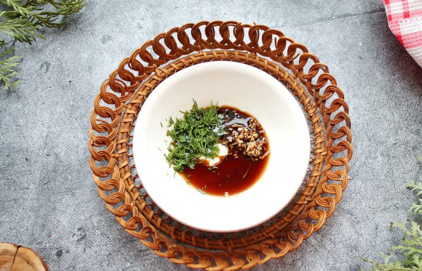 1. Этап. Салат из рисовой лапши с креветками: В чашке смешайте растительное масло, соевый соус, измельченный чеснок, чили и нарезанную зелень, перемешайте.