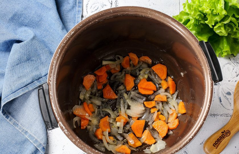 1. Этап. Куриные сердечки в мультиварке в сливках: Обжарьте, периодически помешивая, до мягкости.