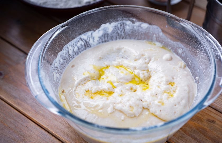 1. Этап. Шоколадные булочки: Когда опара подошла, добавьте в нее растопленное сливочное масло, два взболтанных в отдельной мисочке яйца, соль и оставшийся сахар. Перемешайте все до полного объединения всех ингредиентов.