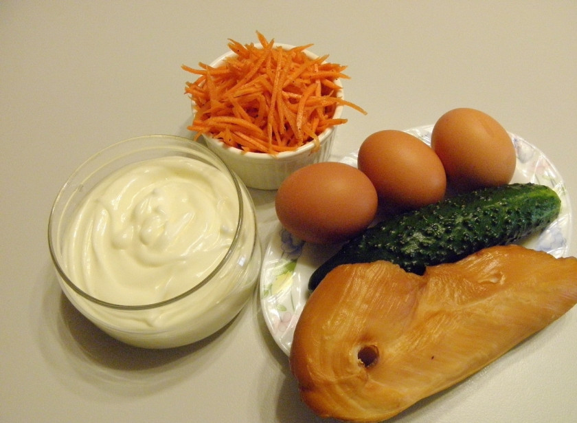 1. Этап. Салат с копченой курицей и корейской морковью: Подготовьте продукты для салата. Морковь по-корейски можно купить готовую, а можно сделать самостоятельно. Отварите куриные яйца вкрутую. Вымойте огурчик. Приступаем.