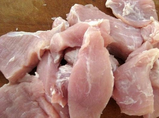 1. Этап. Мясо, жаренное в кляре: Моем мясо и нарезаем на небольшие кусочки длинной 4-5 см и толщиной около 1 см.