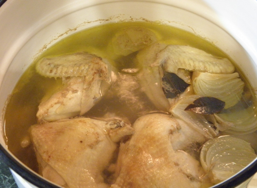 1. Этап. Студень из курицы: Уберите специи и луковицу, выбросьте. Холодец посолите. Выключите огонь.