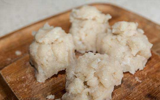 1. Этап. Рыбные зразы: Разделите фарш на 4 части.