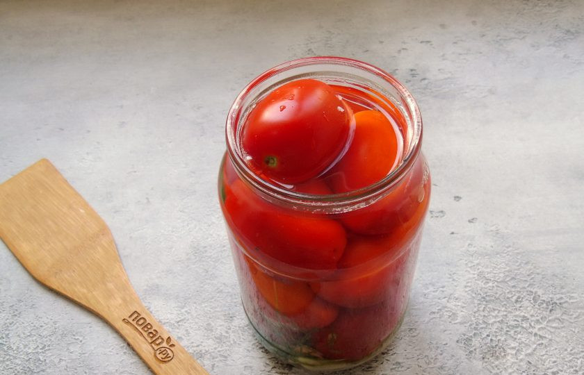 1. Этап. Быстрые квашеные помидоры: Приготовьте рассол из расчета 1 столовая ложка соли на 1 литр воды. Доведите до кипения, перемешайте до полного растворения соли. Кипящим рассолом залейте помидоры в банке.