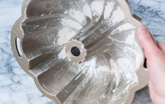 1. Этап. Вкусный кекс: Разогрейте духовку до 180 градусов. Форму для кекса хорошенько промажьте маслом и присыпьте мукой.