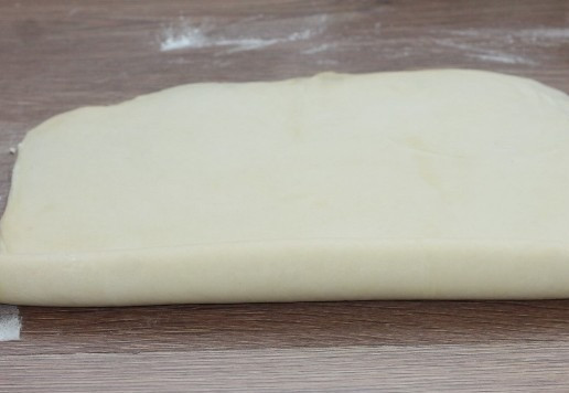 1. Этап. Пирожки из слоеного теста на кефире: 13. Скатываем пласт в рулет. С другими стопками, поступаем так же.