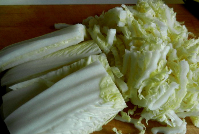 1. Этап. Щи из китайской капусты: А пока закладываем картошку в кастрюлю с бульоном. Варим ее 10 минут. Нарезаем пекинскую капусту. Теперь кладем в кастрюлю зажарку и нарезанные стебельки пекинской капусты.