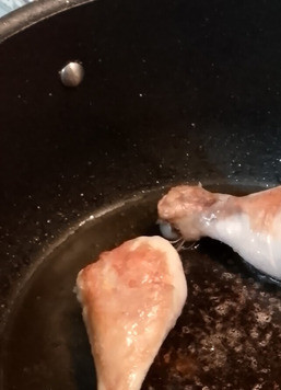 1. Этап. Куриный суп Авголемоно: Обжарить куриные ножки с обеих сторон до золотистого цвета.