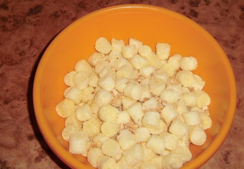 1. Этап. Быстрый и вкусный торт: 2. Арахис измельчаю в блендере или скалкой, но не в муку. Подсушиваю его немного на сковороде и добавляю к кукурузным палочкам.