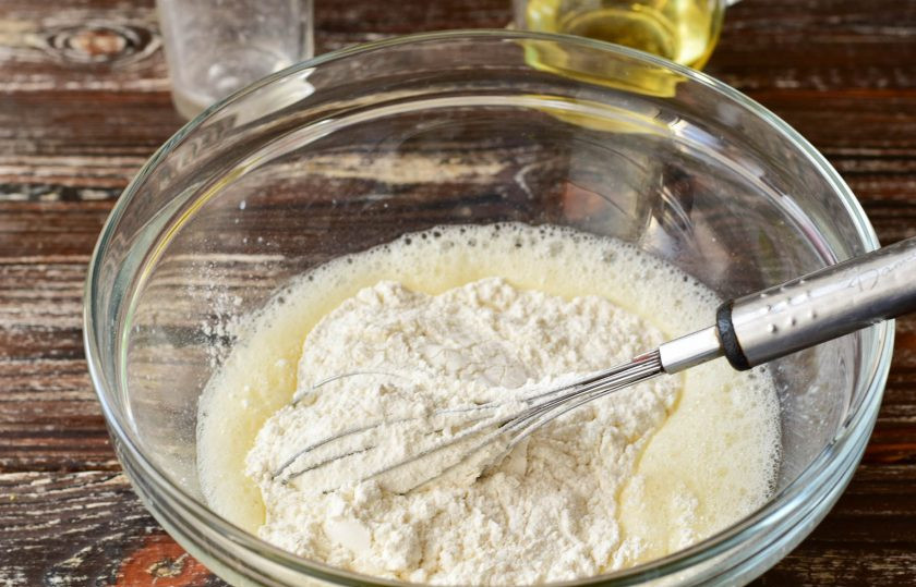 1. Этап. Толстые блины на соде: Всыпьте муку.