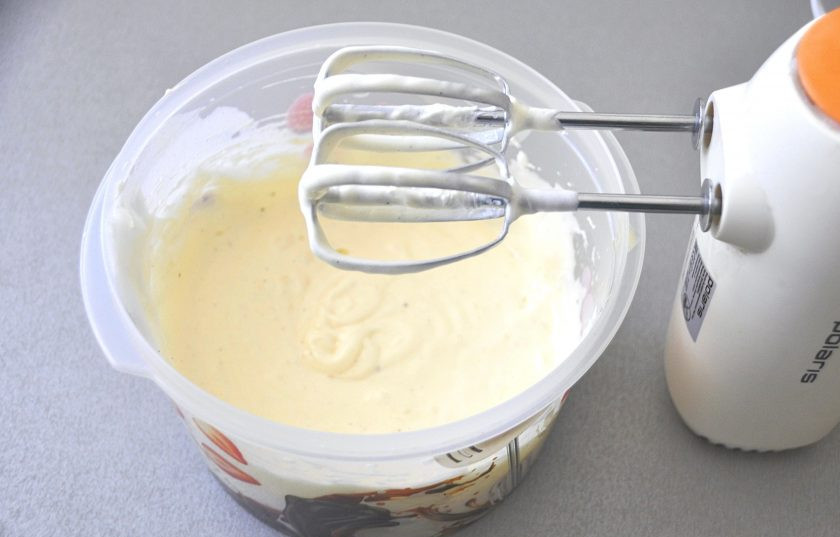 1. Этап. Кулич на молоке: Взбейте еще раз все вместе с желтком и маслом.