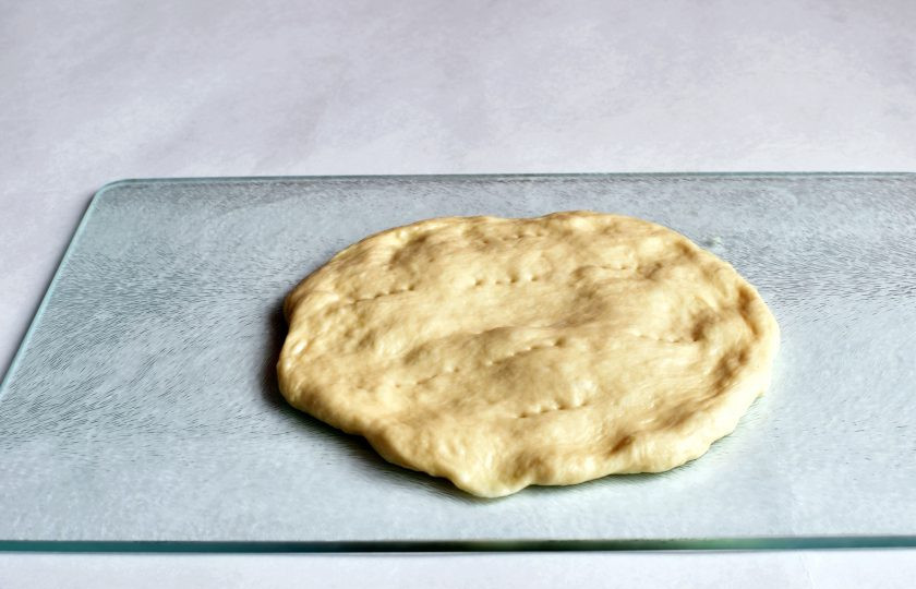 1. Этап. Венгерская лепешка «Лангош»: Сформируйте лепешки, наколите вилкой и жарьте на разогретом масле под крышкой на медленном огне.