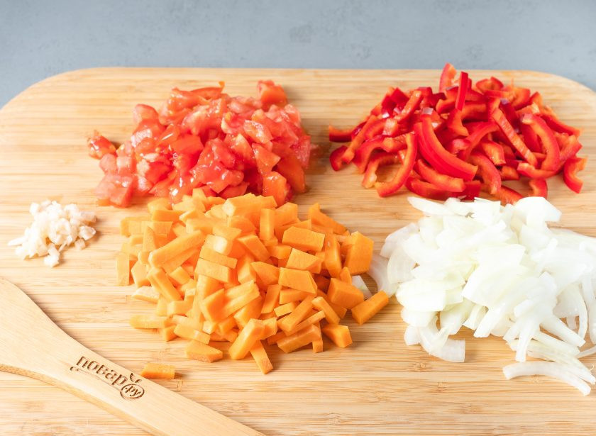 1. Этап. Куриные желудки с овощами: Овощи почистите, помойте и нарежьте.