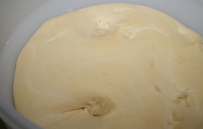 1. Этап. Китайские пирожки на пару: 4. Через 2 часа тесто увеличилось в объеме в два раза, обминаю его еще раз и оставляю уже на полчаса.