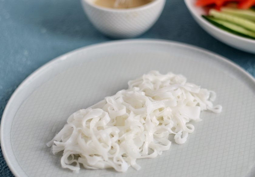 1. Этап. Тайские роллы: Рисовую бумагу размочите в горячей воде. В середину выложите лапшу.