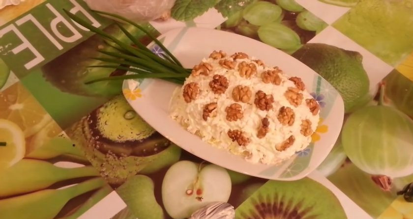 1. Этап. Праздничный салат: Украсьте салат грецкими орехами и зелёным луком. Приятного аппетита!