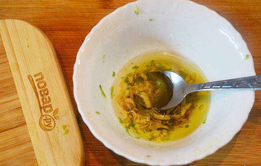 1. Этап. Теплый салат из говядины: 4. Добавьте остальные ингредиенты для заправки и перемешайте.