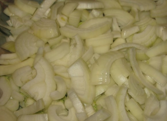 1. Этап. Тушеные утиные грудки: На дно формы, в которой будете сначала запекать овощи с грудкой, положит немного сала, масла и жира утиного. Любой вариант подойдет. Лук порежьте крупно, выложите сверху.