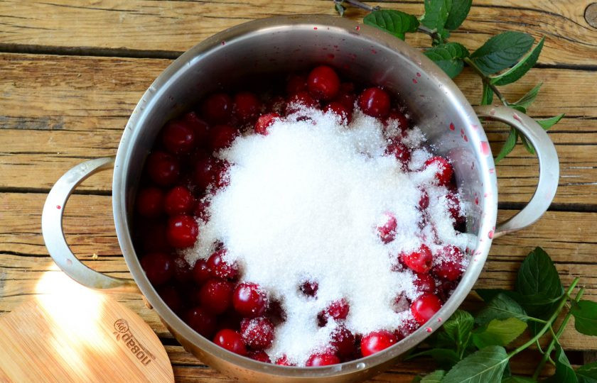 1. Этап. Вишневое варенье с мятой: Вишню сложите в толстодонную кастрюлю, засыпьте сахаром и оставьте на 30 минут.