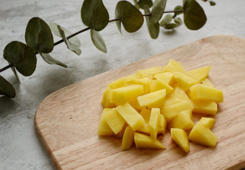 1. Этап. Веганский киш: Нарежьте картофель на мелкие ломтики и отправьте на 10 минут в пароварку. За 5 минут до окончания положите туда же спаржу.