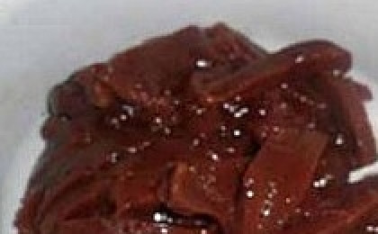 1. Этап. Печень по-бефстрогановски: Печень вымыть, обсушить, очистить от пленок. Нарезать на кусочки длиной 4-5 и толщиной 1-1,5 см.