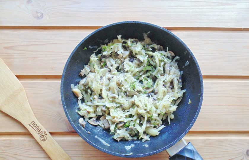 1. Этап. Пирог с капустой и грибами: Капусту с луком и грибами посолите по вкусу и перемешайте.