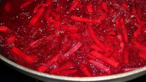 1. Этап. Борщ сибирский с мясом: 6. На следующем этапе всыпьте в сковороду свеклу, капните несколько капель уксуса, чтобы зажарка была яркого цвета. После вливайте томатный сок, используйте по возможности разведенную томатную пасту, перемешивайте, накрывайте крышкой и оставляйте тушиться.