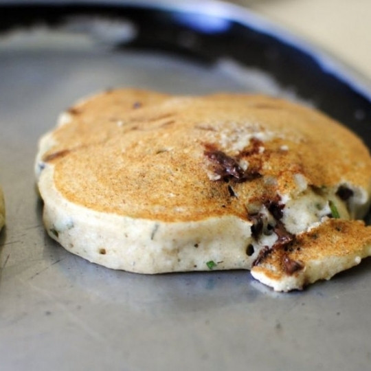 1. Этап. Оладьи с базиликом и шоколадом: Обжариваем до румяности с обеих сторон.