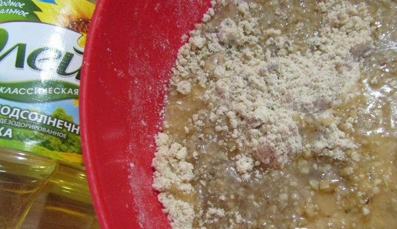 1. Этап. Халва подсолнечная Нежная: Воду налейте в кастрюльку и поставьте ее на плиту. Разогрейте жидкость на медленном огне, затем всыпьте сахар и размешивайте, пока он не раствориться. Влейте в сироп растительное масло и выключите огонь. Получившимся сиропом залейте муку с орехами и семечками, перемешайте.