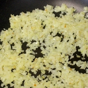 1. Этап. Макароны по-флотски: 3. В большой сковороде растопите масло. Обжарьте в ней нарезанный небольшими кубиками лук до золотистого цвета.