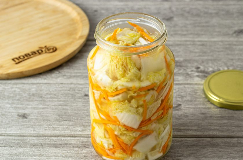 1. Этап. Маринованная пекинская капуста на зиму: Заполните чистую стерилизованную банку овощами, сверху залейте маринадом. Закатайте банку. Уберите в прохладное место на хранение.