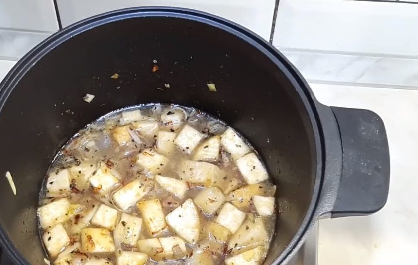 1. Этап. Суп из крапивы и сельдерея: 2. Добавьте нарезанный сельдерей и в течение нескольких минут обжарьте. Посолите, добавьте специи, хорошо перемешайте. Затем добавьте бульон и варите 7 минут.