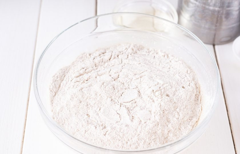 1. Этап. Ржаной хлеб на сыворотке: Залейте растительное масло, добавьте ржаную муку. Перемешайте все эти ингредиенты сначала ложкой, а затем руками замесите ржаное тесто, которое немного будет прилипать к рукам.