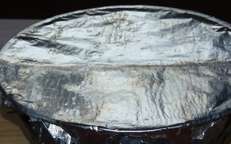 1. Этап. Шарлотка в аэрогриле: Накройте форму фольгой, чтобы тесто не пригорело.