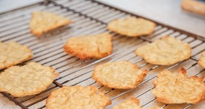 1. Этап. Туиль печенье: Выпекайте печенье при 150 градусах в течение 15 минут в духовке.