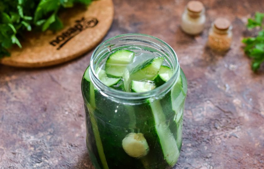 1. Этап. Ленивые огурцы на зиму: Залейте огурцы кипятком, прикройте банку крышкой и оставьте на 10 минут в покое. Спустя время воду слейте в раковину, залейте в банку чистую кипящую воду, снова оставьте на 10 минут.