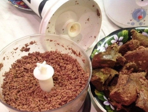 1. Этап. Печеночный паштет на зиму в банках: Пока обжариваются овощи, с помощью блендера или мясорубки измельчим печенку. Измельчать можно и с помощью погружного блендера.